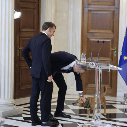 Ο Πίνατ έκλεψε την παράσταση στην επίσκεψη Μακρόν στο Μέγαρο Μαξίμου