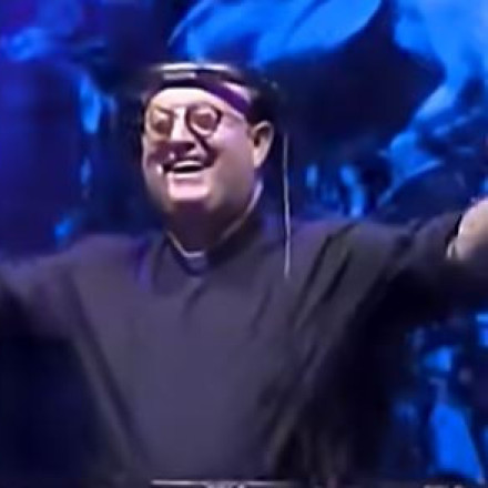 Ο ιερέας «DJ Priest» ξεσήκωσε το Μπουένος Άιρες με rave πάρτι αφιερωμένο στον πάπα Φραγκίσκο