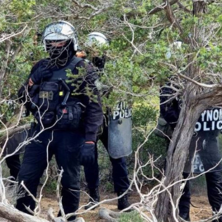 ΜΑΤ στη Γαύδο για να κατεδαφιστούν οι καλύβες από παραλίες - Οργισμένες αντιδράσεις