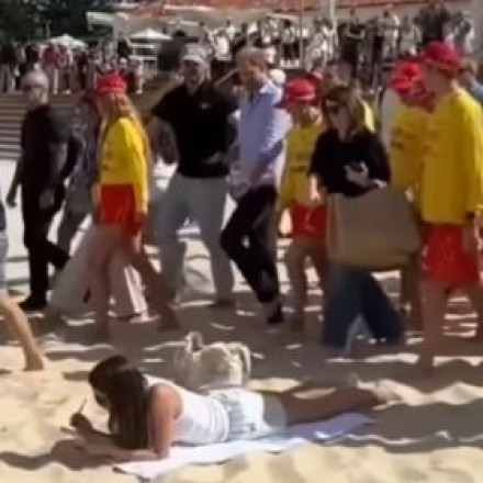 Viral η λουόμενη που «αγνοεί» πρίγκιπα Χάρι και Μέγκαν όταν περνούν δίπλα της στην παραλία - Βίντεο