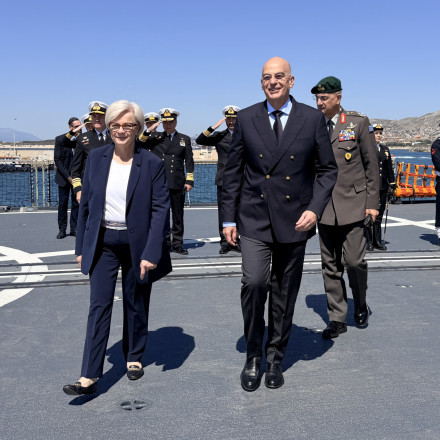 Συνάντηση Δένδια με τη Γαλλίδα ομόλογό του στη φρεγάτα «Κίμων»