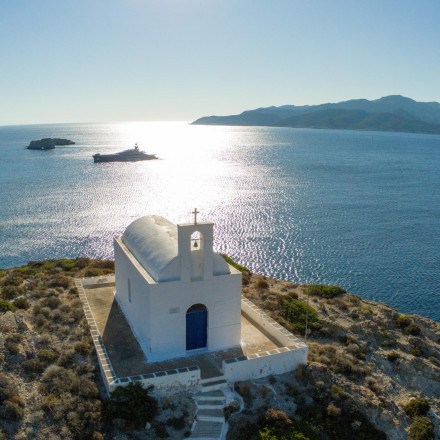 «Το κρυμμένο κυκλαδίτικο στολίδι»: Ωδή της βρετανικής Observer για την Κίμωλο