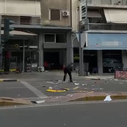 Απρόοπτο στη Μιχαλακοπούλου: Πινακίδα βενζινάδικου έπεσε στον δρόμο