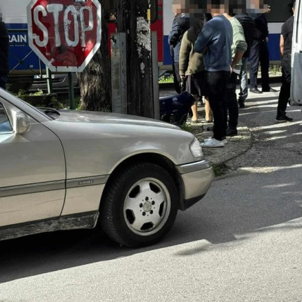 Αμαξοστοιχία του Προαστιακού έπεσε σε ΙΧ που ήταν παρκαρισμένο στις γραμμές τρένου στην Πάτρα
