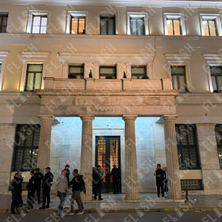 Παρέμβαση με πανό στο Δημοτικό Συμβούλιο της Αθήνας για τα Προσφυγικά