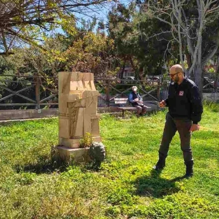 Αδιανόητο: Αποκεφάλισαν την προτομή του Νίκου Ξυλούρη στο Ηράκλειο