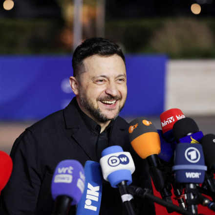 Και ο Ζελένσκι... χαμογελά: Πώς ο πόλεμος στη Μέση Ανατολή ενισχύει στρατηγικά την Ουκρανία
