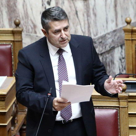 Ποιοι θα καλύψουν προσωρινά το πολύπλευρο «κενό» του Γιώργου Μυλωνάκη στο Μαξίμου