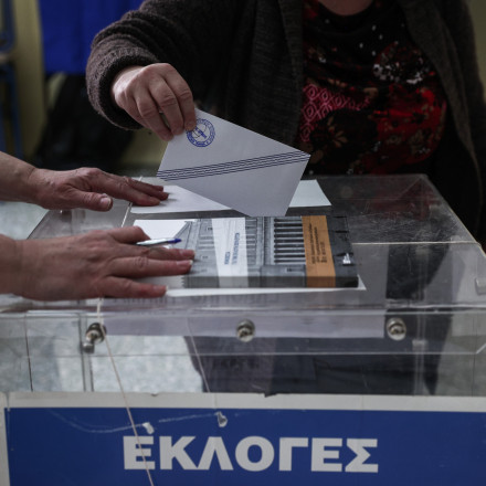 Opinion Poll: Στο 31,2% με απώλειες η ΝΔ - Κέρδη για ΠΑΣΟΚ, «σφήνα» Τσίπρα στην καταλληλότητα