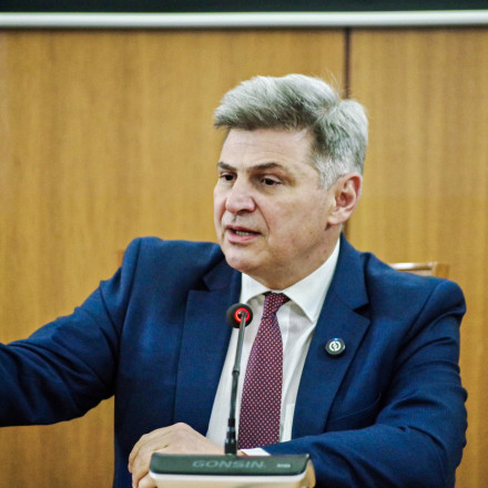Τη συμπόρευσή του με το ΠΑΣΟΚ ανακοίνωσε ο Νικόλας Φαραντούρης