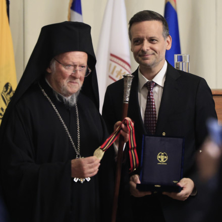 Στο Δημαρχείο Αθηνών ο Βαρθολομαίος - Η βράβευση από τον Δούκα για την προστασία του περιβάλλοντος