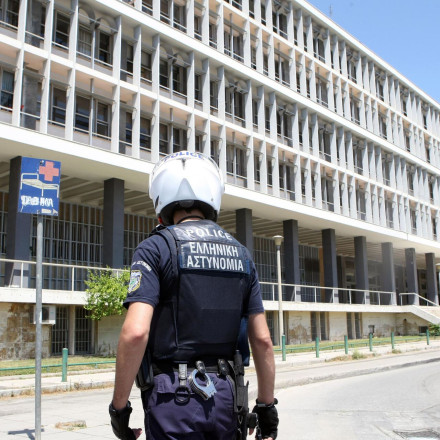 Προσωρινά κρατούμενος ο 67χρονος που μπήκε με σφυρί σε τράπεζα στη Θεσσαλονίκη