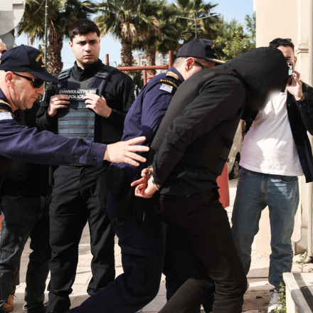 Δολοφονία στον Άγιο Δημήτριο: Με κουκούλα στο Ναυτοδικείο Πειραιά ο 20χρονος δράστης