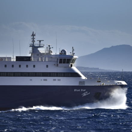 Το «Bluestar 1 Πάρος» δεν κατάφερε να δέσει στο λιμάνι της Νάξου λόγω θυελλωδών ανέμων