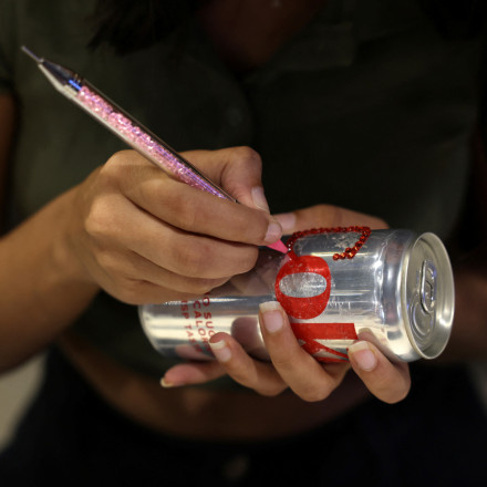 Το νέο viral trend: Στην Ινδία κάνουν πάρτι με Diet Coke - Από τον πόλεμο στο Ιράν στα «Coke-tails»