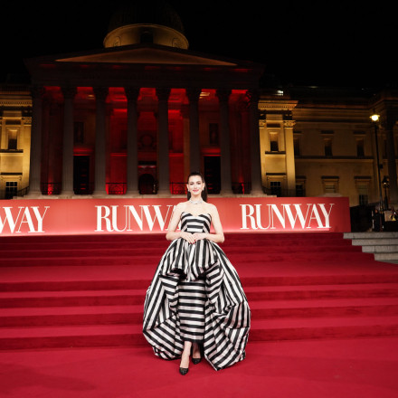 Anne Hathaway: Η διπλή επιστροφή μιας σταρ που δεν σταματά να αλλάζει
