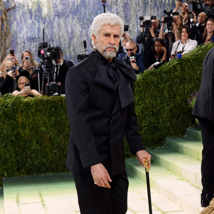 Bad Bunny: Μεταμορφώθηκε σε 53χρονο - Στο Met Gala με μπαστούνι, μαύρο σμόκιν και λευκά μαλλιά
