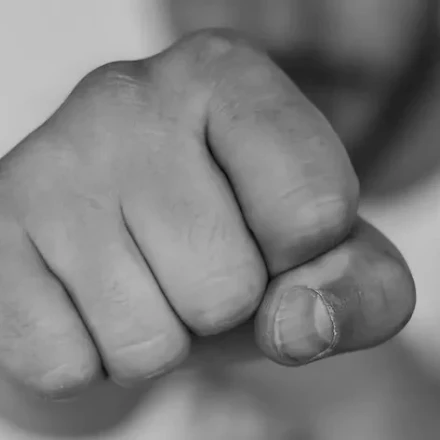 Βίντεο από την επίθεση 6 νεαρών σε 22χρονο στον Εύοσμο: Τον εγκλωβίζουν και τον γρονθοκοπούν