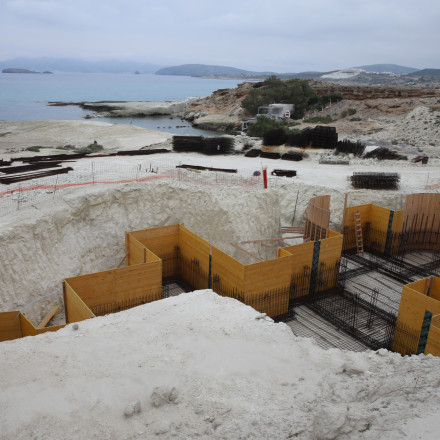 Κατατέθηκε η τροπολογία για τη Μήλο - Πάγωμα οικοδομικών αδειών και στήριξη ΑΔΜΗΕ
