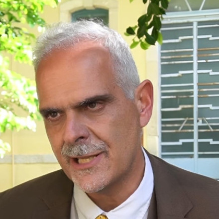 Θύμα άγριου ξυλοδαρμού από κουκουλοφόρους γιος γνωστού ποινικολόγου στα Εξάρχεια