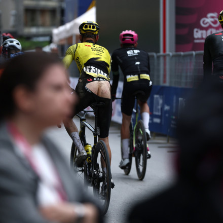 Καραμπόλα στο Giro d’Italia - Ποδηλάτης τερμάτισε με σκισμένο κολάν και έγινε... viral