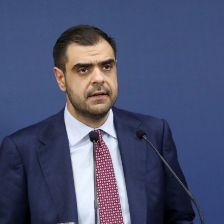 Στο briefing «παίζει» (πλέον) περισσότερο Τσίπρας και λιγότερο Ανδρουλάκης