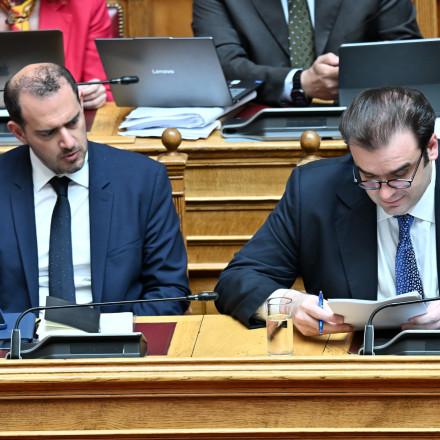Βουλή: Υπερψηφίστηκε στην Ολομέλεια το φορολογικό νομοσχέδιο