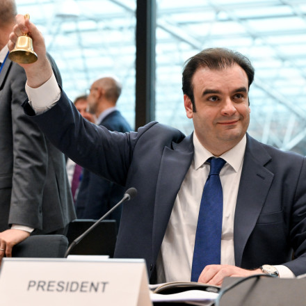 Πιερρακάκης στο Reuters: «Το δημόσιο χρέος αναμένεται να μειωθεί κοντά στο 130% του ΑΕΠ το 2027»