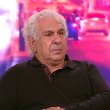 Κώστας Καζάκας: Όταν με είδε η μαμά μου γυμνό στο θέατρο είπε: «να φοράς ένα βρακάκι»
