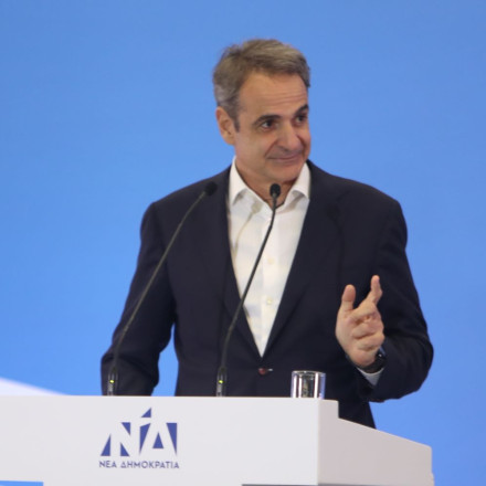 Συμβολική ανάρτηση Μητσοτάκη με υπόκρουση το εμβληματικό Enter Sandman των Metallica