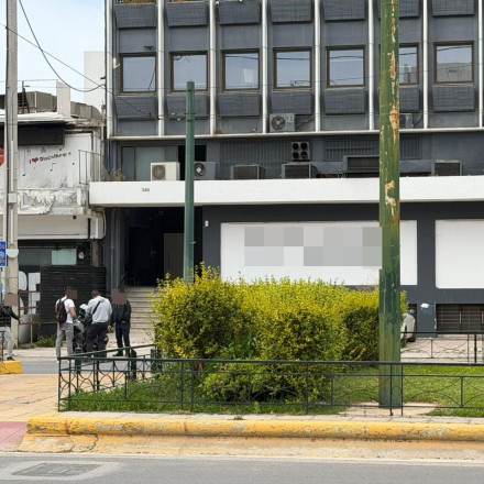 Δίωξη για απόπειρα ανθρωποκτονίας στον 58χρονο που πυροβόλησε με UZI σε μπαρ στην Καλλιθέα