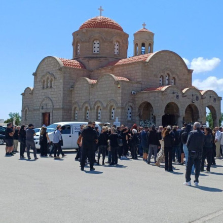 Ρόδος: Θρήνος στο τελευταίο αντίο στη μητέρα και την κόρη της που σκοτώθηκαν στο τροχαίο