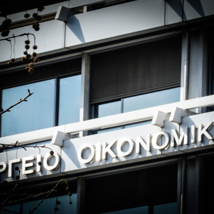 Υπουργείο Οικονομικών για τις προτάσεις Ανδρουλάκη: Μαζί με τον Τσίπρα μοιράζουν ανέξοδες υποσχέσεις