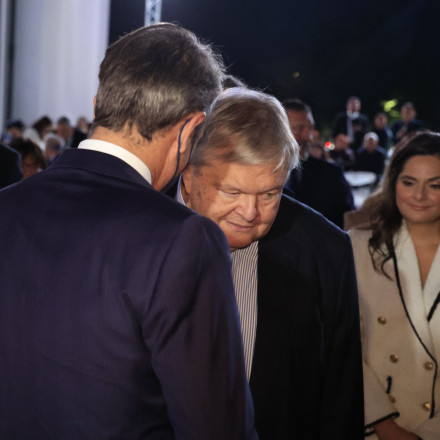 Μαξίμου προς Βενιζέλο: «Ο Πρωθυπουργός μπορεί να μιλήσει απευθείας με όλους τους ηγέτες»