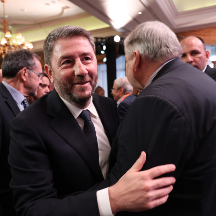 ΠΑΣΟΚ: Μετωπική στη Βουλή και «άνοιγμα» με 20 νέα πρόσωπα για το χαρτί της αλλαγής