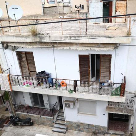 Άγιοι Ανάργυροι: Εικόνες φρίκης από το νέο σπίτι-«τρώγλη» - Στο νοσοκομείο Παίδων τα τρία παιδιά