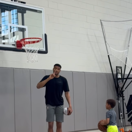 Γιάννης Αντετοκούνμπο: Ο «Greek Freak» σε ρόλο προπονητή με τον γιό του