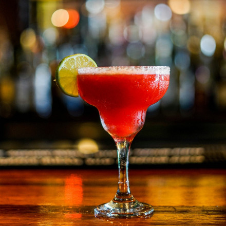 Θρίαμβος της Αθήνας στα «Michelin» των cocktail bars: Top διάκριση στη λίστα του Pinnacle Guide