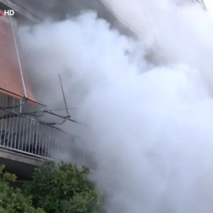 Υπό έλεγχο η φωτιά σε διαμέρισμα στη Δραπετσώνα - Απεγκλωβίστηκαν ηλικιωμένη και ο γιος της