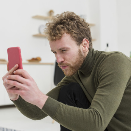 Tinder: Όσο περισσότερα swipes τόσο χειρότερα για τη ψυχική σου υγεία