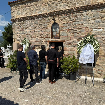 Ο FLASH στο Ευηνοχώρι: Θρήνος πίσω από τις κλειστές πόρτες - Δεκάδες άνθρωποι αποχαιρέτησαν τη Γωγώ