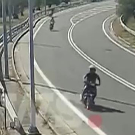 Θλίψη στη Λέσβο: Η στιγμή που η μοτοσικλέτα με τους δυο νέους «καρφώνεται» στην κολώνα φωτισμού
