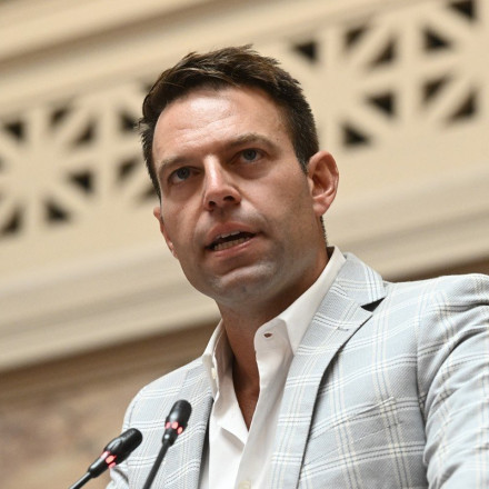 Ο Στέφανος Κασσελάκης άφησε λουλούδια στο μπλόκο της Κοκκινιάς, πριν την ομιλία του στην πλατεία Λαού [Vid]