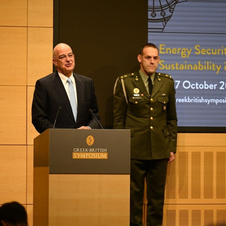 Στο Λονδίνο ο Νίκος Δένδιας – Συνάντηση με την Βαρώνη στη Βουλή των Λόρδων