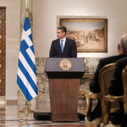 Ο Μητσοτάκης στο Κάιρο για την κρίσιμη σύνοδο για τη Μέση Ανατολή