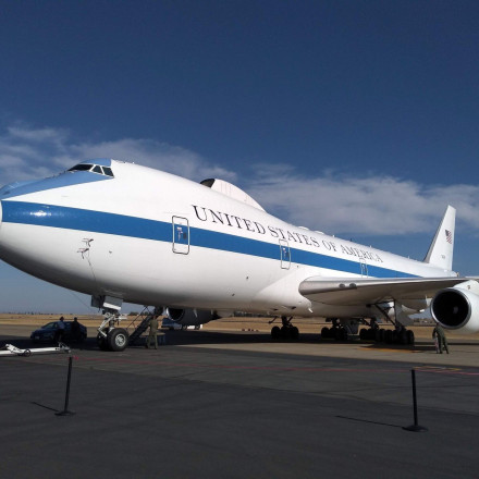 Air Force One: Μέσα στο ιπτάμενο «φρούριο» που «τυφλώνει» κάθε απειλή [vids]