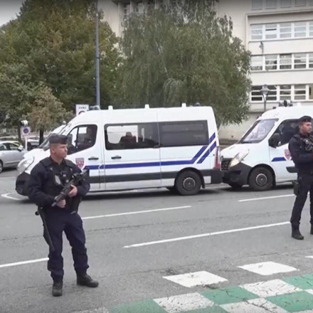 Γαλλία: Εκκενώθηκε λόγω βόμβας το σχολείο όπου μαχαιρώθηκε ο εκπαιδευτικός