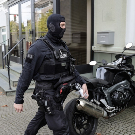 Γερμανία: Αστυνομικοί «μπούκαραν» σε σπίτι υπόπτου για συμμετοχή στον ISIS