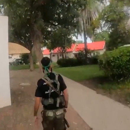 Η στιγμή που ένοπλος της Χαμάς εισβάλει σε κιμπούτς, πυροβολεί και τελικά εξολοθρεύεται – Δείτε το βίντεο