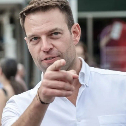 «Στην γραμμή του κόμματος κάποιος είναι αόμματος»